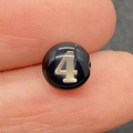 Perlina tonda nera 8mm in conchiglia con numero 4 giallo per accessori gioielli DIY - Numero 4 / Nero