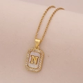 Détail du pendentif rectangulaire en or 18K avec nacre et lettre N gravée - Lettre N