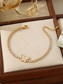 Detalle del brazalete de titanio dorado con mariposa de nácar y brillantes cristales blancos - Estilo Mariposa (ZHB61-Gold) / Pulsera