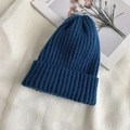 Gorro de punto acanalado azul marino con dobladillo ancho sobre fondo de lino blanco - Talla Única (Elástica) / Azul oscuro
