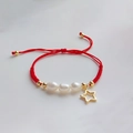 Bracciale intrecciato rosso stile etnico con perle e ciondolo a stella dorata - Stile Stella di Perle con Filo Rosso