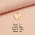 Ciondolo a cuore minimalista in finitura oro rosa su sfondo di seta rosa morbido - Oro rosa