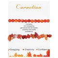 Primer plano de cuentas de cornalina de 6mm y fragmentos de piedra naturales en una tarjeta - Pulsera de Ágata Roja