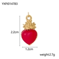 Vue macro du pendentif cœur en émail rouge de 2,2 cm avec motif de flamme dorée - Style Coeur Flamme Émail Rouge (YXPJ0147B3)