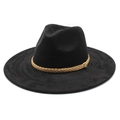 Detail van een zwarte fedora met brede rand en een kameelkleurige gevlochten band - M (56-59cm) / Zwart (Suède Textuur)