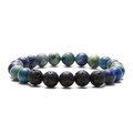 Gros plan d'un bracelet en perles d'œil de tigre bleu-vert et pierre de lave noire - Lapis-lazuli + Pierre de Lave
