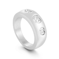 Anillo de acero de titanio pulido con tres cristales de corazón sobre fondo blanco - US 7 / Color Acero