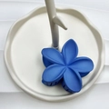 Pinza per capelli a fiore di frangipane blu opaco da 8 cm per le vacanze estive - 8cm / Blu Gomma
