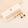Dettaglio di tre paia di orecchini dorati con stelle, lune e cristalli luminosi - 5# Stile Stella e Pavé di Strass