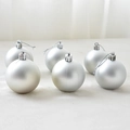 Set de 6 bolas de Navidad plateadas mate con cordones plateados sobre piel sintética blanca - Plata Mate