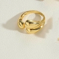 Dettaglio ravvicinato di un anello dorato lucido a goccia con design organico a tre strati - 3 gocce d'acqua in oro 14K