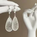 Dettaglio macro di orecchini a goccia in argento con rilievi floreali e perle bianche - 3# Argento - Stile Madreperla Bianca (Perno in Argento)