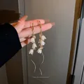 Dettaglio di orecchini mughetto con petali bianchi e perline di cristallo rosa - Oro-Mughetto