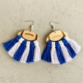 Dettaglio di orecchini da football in legno fatti a mano con nappe in cotone blu e bianco - Blu Bianco