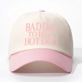 Berretto da baseball bicolore beige e rosa con ricamo BAD DAY TO BE A HOT DOG - Bianco Sporco e Rosa