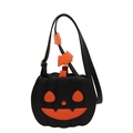 Halloween pompoen crossbody tas in zwart en oranje met schattige vleermuis bedeltjes - Zwart Blij