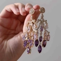 Orecchini a pendente in oro 18K con zirconi viola e cristalli in stile chandelier - Stile Oro Viola / Viola