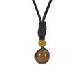 Vue macro du pendentif en œil de tigre 16mm avec cordon noir et texture lisse - Collier Agate-2
