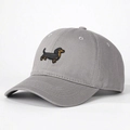 Detailansicht der Dackel-Stickerei auf der grauen Baumwoll-Twill-Baseballkappe - Einheitsgröße / Grau