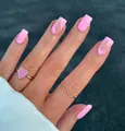 Unghie finte rosa con motivi a cuore e onde e anello a cuore coordinato per un look chic - Stile Cuore Dipinto Colore Contrasto Rosa (CW129)