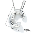 Dettaglio macro del ciondolo a lettera C d'argento con zircone e dimensioni del prodotto - Lettera C (N01068-C)
