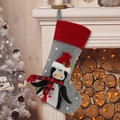 Kerstsok met pinguïnornament van grijs vilt en rood breisel voor de kerstvakantie - Pinguïnstijl