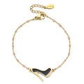 Détail du fermoir mousqueton en acier et du pendentif gravé sur le bracelet rose - Rose