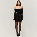Dettaglio del mini abito nero in pizzo con spalle scoperte, maniche lunghe e arricciature - S / Nero
