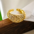 Nahaufnahme eines goldenen hohlen geometrischen Rings mit gewebter Textur - Gewebtes Textur-Design (14212)