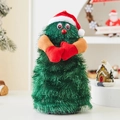 Makro-Detail von tanzendem Weihnachtsbaum-Spielzeug mit roter Mütze und Feiertagsdeko - Groß