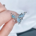 Détail macro de la bague papillon argentée avec émail bleu clair et pierre précieuse - Style 3 Bague Ouverte Papillon