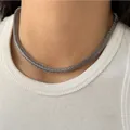 Collier grosse maille tissée en acier inoxydable argenté porté par un mannequin - Style Maillage Tissé Argenté (PD795)