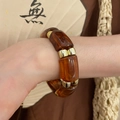 Detalle de brazalete ancho geométrico de resina ámbar con separadores de metal dorado - 2# Brazalete-Café Oscuro