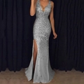 Detalle del vestido de noche plateado brillante con cuello en V y abertura alta lateral - S / Gris