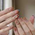 Faux ongles dégradés bleu et marron avec feuilles d'or et strass de luxe brillants - Style Dégradé Bleu Marron Français avec Feuilles d'Or et Gros Strass (GN051)