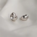 Minimalistische S925 zilveren druppeloorbellen op elegante witte zijden achtergrond - Mode Boog Oorsluiting (Zilver) / Platina