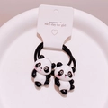 Nahaufnahme von niedlichen 3D-Panda-Haargummis auf Displaykarte für Haarschmuck - Süßes Ganzkörper Panda Haargummi