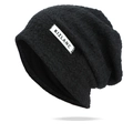 Vue détaillée du bonnet slouchy noir texturé avec motif à vagues et écusson blanc - Taille unique / Noir
