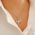 Gros plan d'un collier pendentif dragon argenté sur un mannequin en chemise blanche - Couleur Acier (8146)