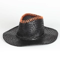 Détail d'un chapeau de cow-boy noir texturé avec motif croco et coutures orange vif - Noir Texturé