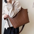 Grand sac cabas matelassé marron avec bandoulière large et détails métalliques - 41-10-27cm / Fauve