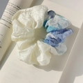 Chouchou plissé tie-dye beige et bleu avec bordure en dentelle élégante - Chouchou Plissé Bleu