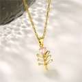 Collier élégant feuille de cèdre dorée avec pierre poire rose et accents blancs sur fond gris - Chaîne à lèvres (Rose) / Or avec zircone rose