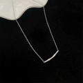 Détail du collier pendentif bambou argenté sur fond de velours noir élégant - Argent