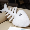 Lustiges weißes Fischgräten-Plüschkissen aus Sherpa-Stoff auf einem Ledersofa - 45cm / Spiral Auge Stil