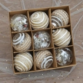 Lot de 9 boules de Noël 8cm champagne avec dentelle, motifs de rennes et flocons de neige - Lot de Boules Champagne Élan (Lot de 9)