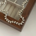 Collier épi de blé argenté sur boîte à bijoux vintage avec un éclat métallique élégant - Style Épi de Blé et Feuille (XL0257)