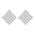 Vue détaillée de boucles d'oreilles en acier argenté avec motif géométrique de billes - Boucles d'Oreilles Clous Carrés en Perles d'Acier