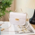 Sac à main blanc à motif pierre avec fermoir doré élégant et une bandoulière réglable - Blanc