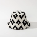 Dettaglio del materiale spesso in ecopelliccia a righe e motivo a onde del cappello invernale - M (56-58cm) / Bianco
